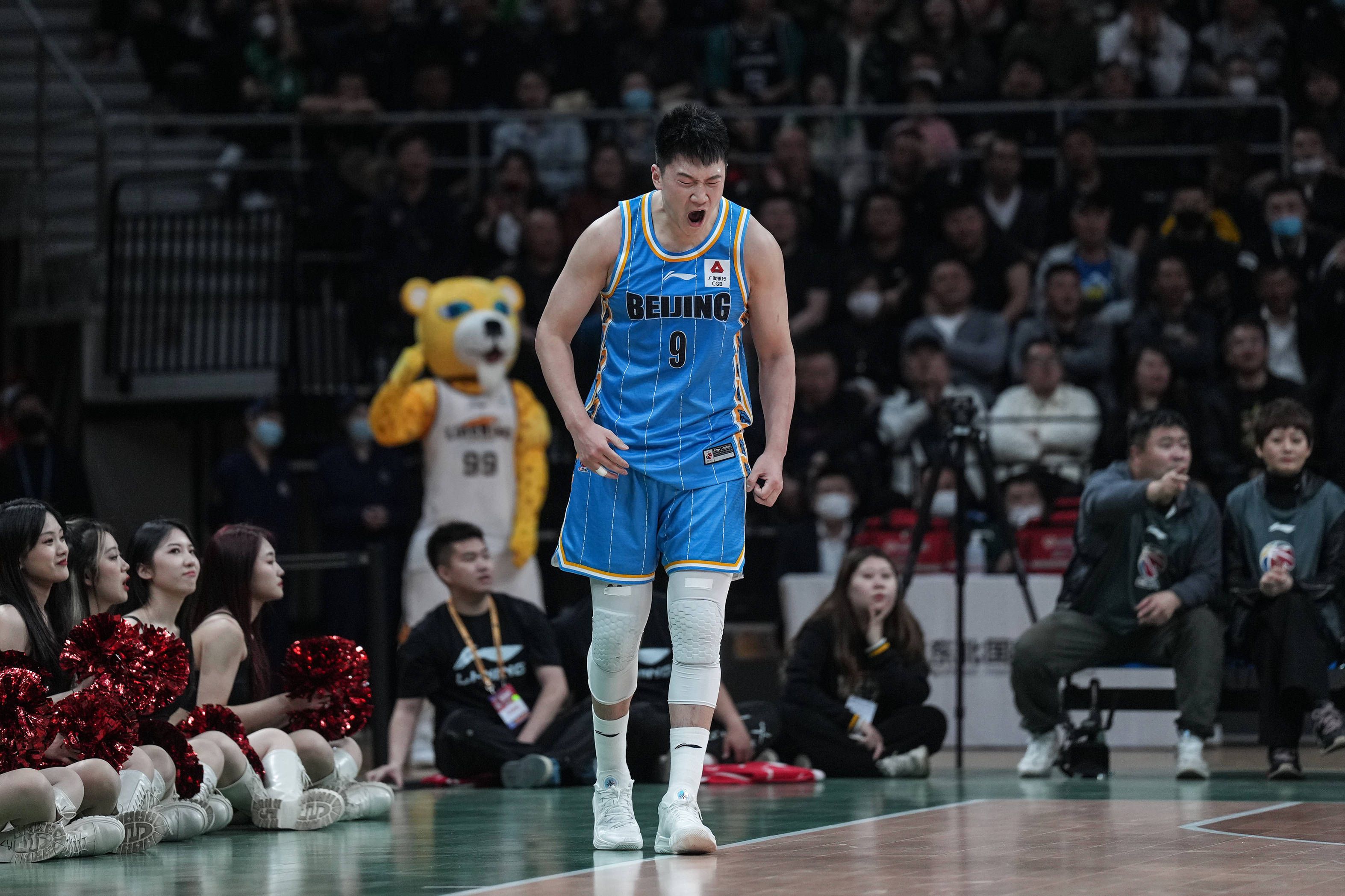 沃格尔:防守能使我们赢球 关键球也是NBA常规赛，凭借着布克的绝杀，太阳客场116-113险胜尼克斯。